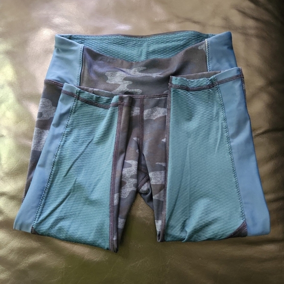 Lululemon Clip In Crops Lotus CamoOil Slick Blue/ Alberta Lake.  Size 4. - Picture 8 of 12